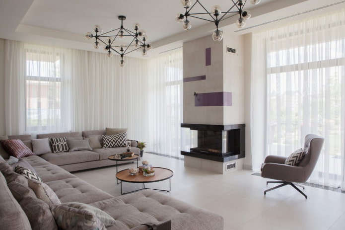 Cheminée à l'intérieur d'un grand salon