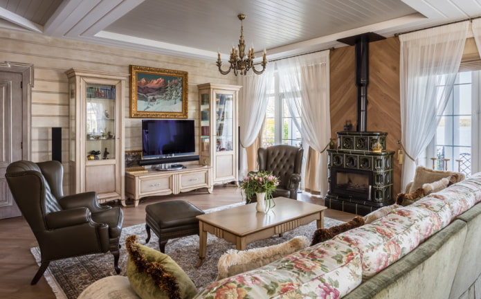 Cheminée à l'intérieur du salon de la maison