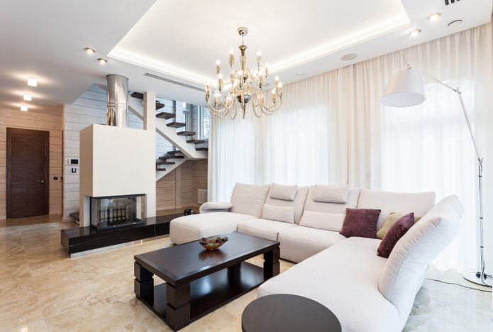 grand lustre dans le salon