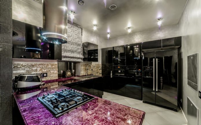 Papier peint gris dans une cuisine moderne avec des meubles noirs