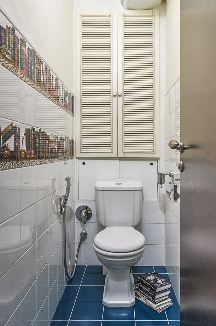 Meuble derrière les toilettes à l'intérieur des toilettes