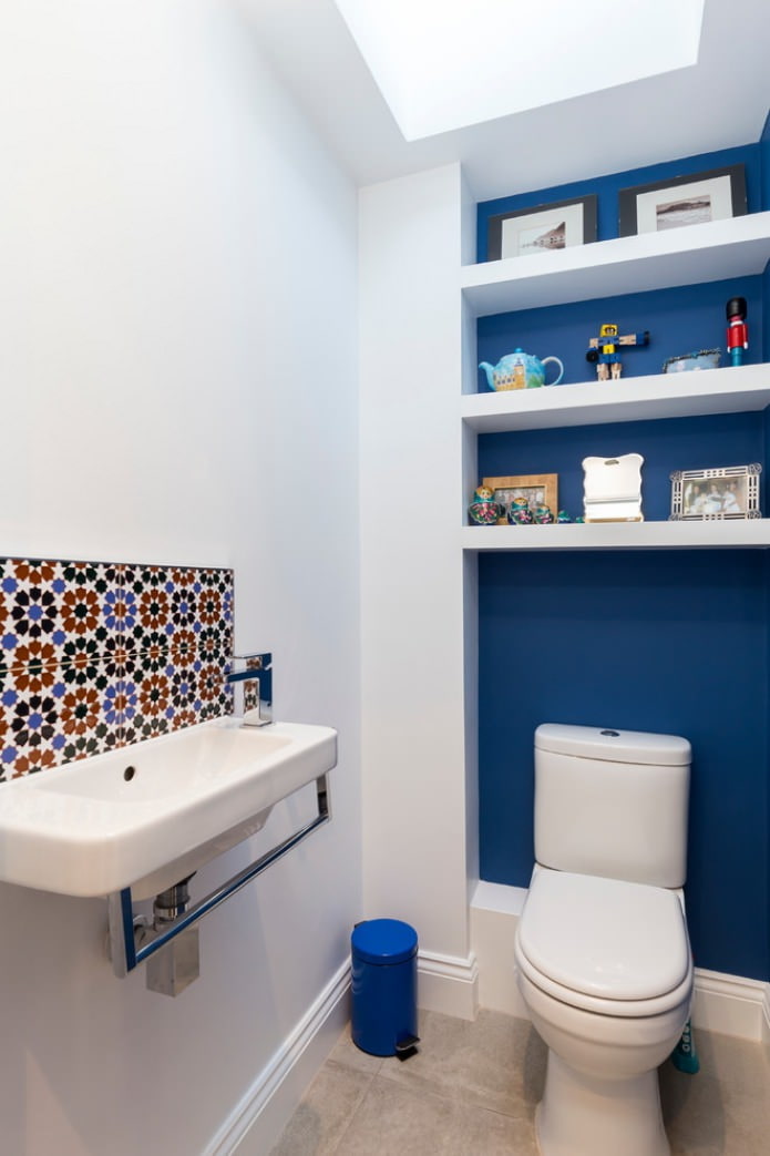 étagères ouvertes à l'intérieur des toilettes