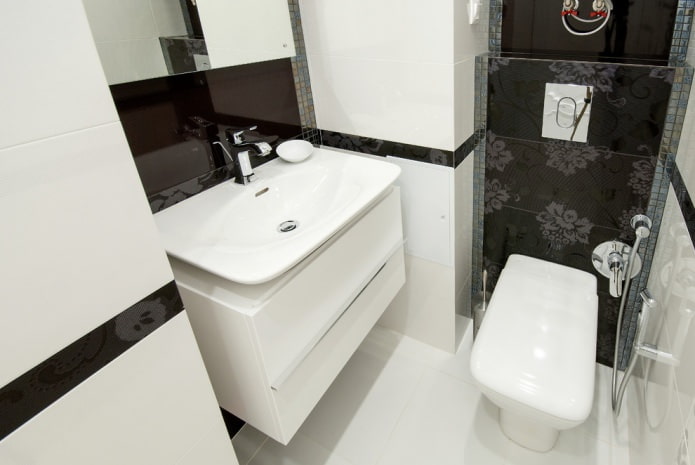 armoire dans les toilettes intérieures