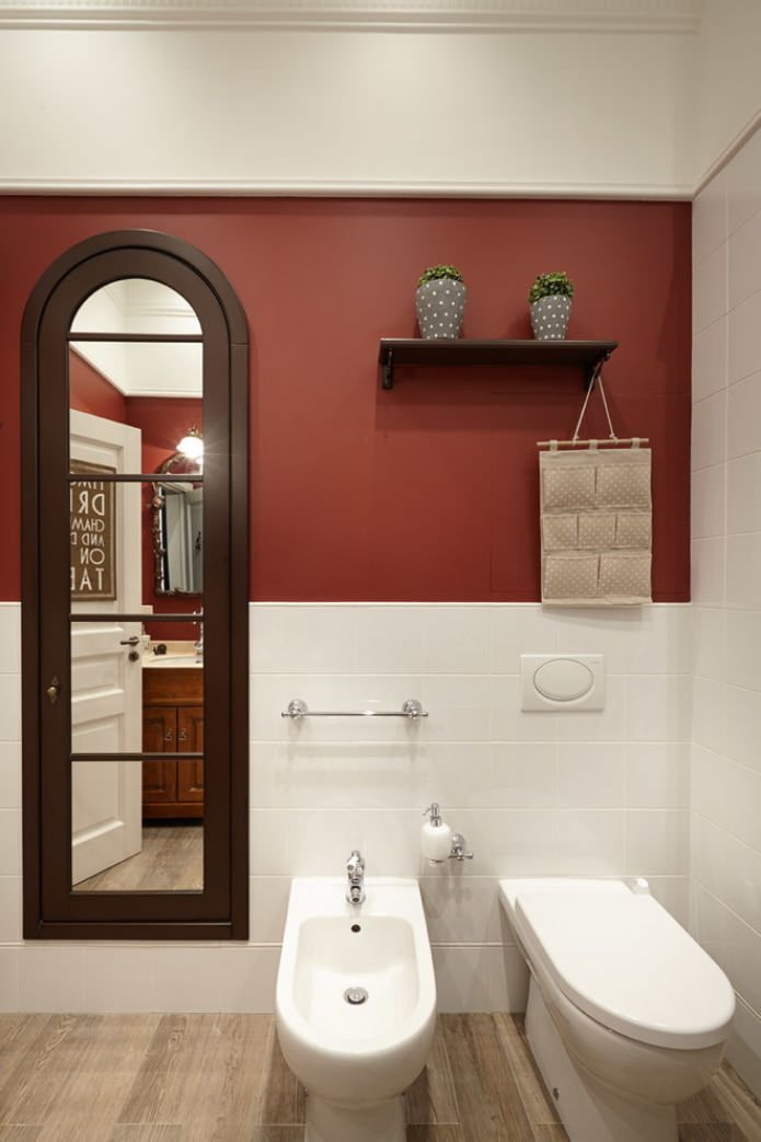 Rouge dans la salle de bain