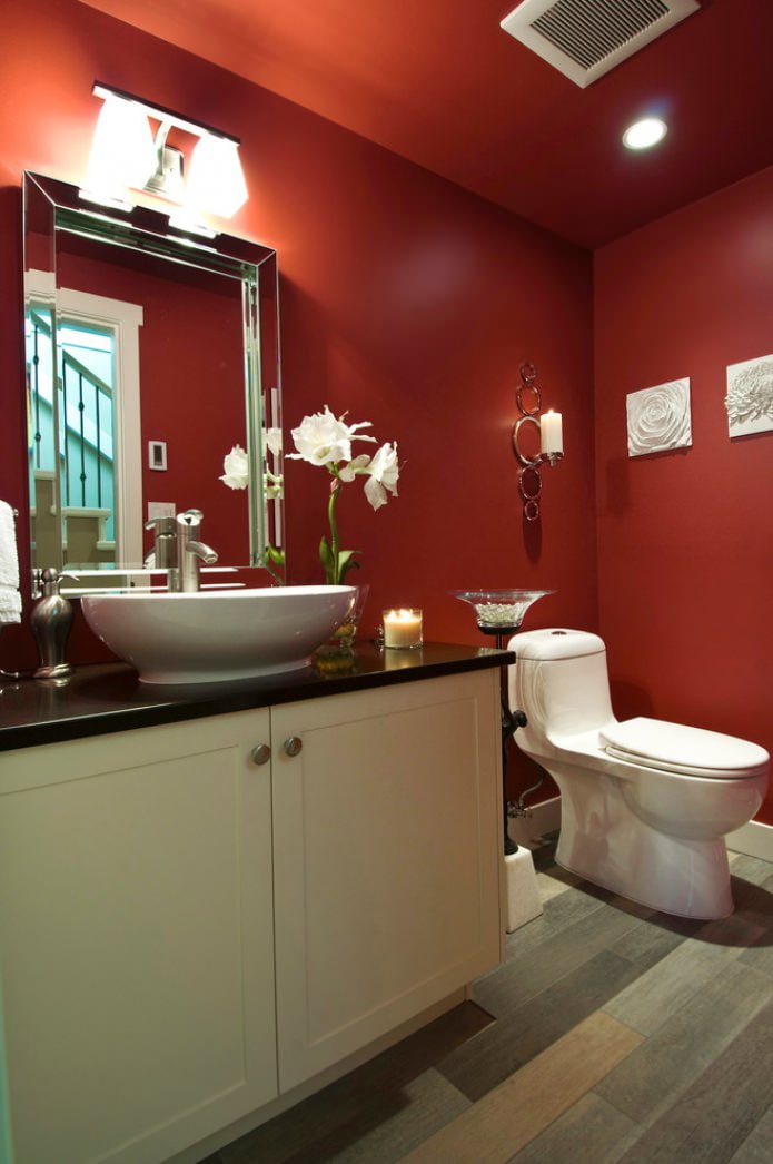 Rouge dans la salle de bain