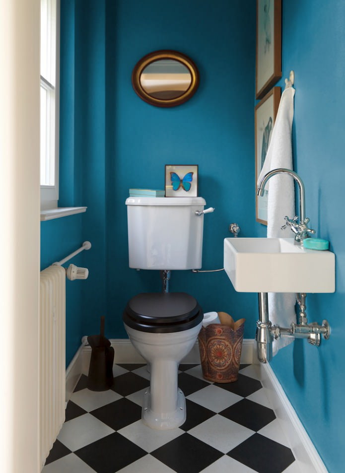Murs bleus dans les toilettes