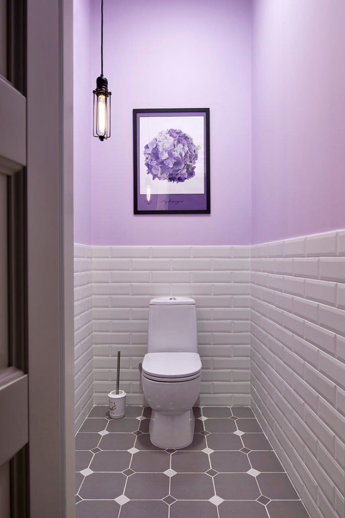peinture et carrelage sur le mur des toilettes