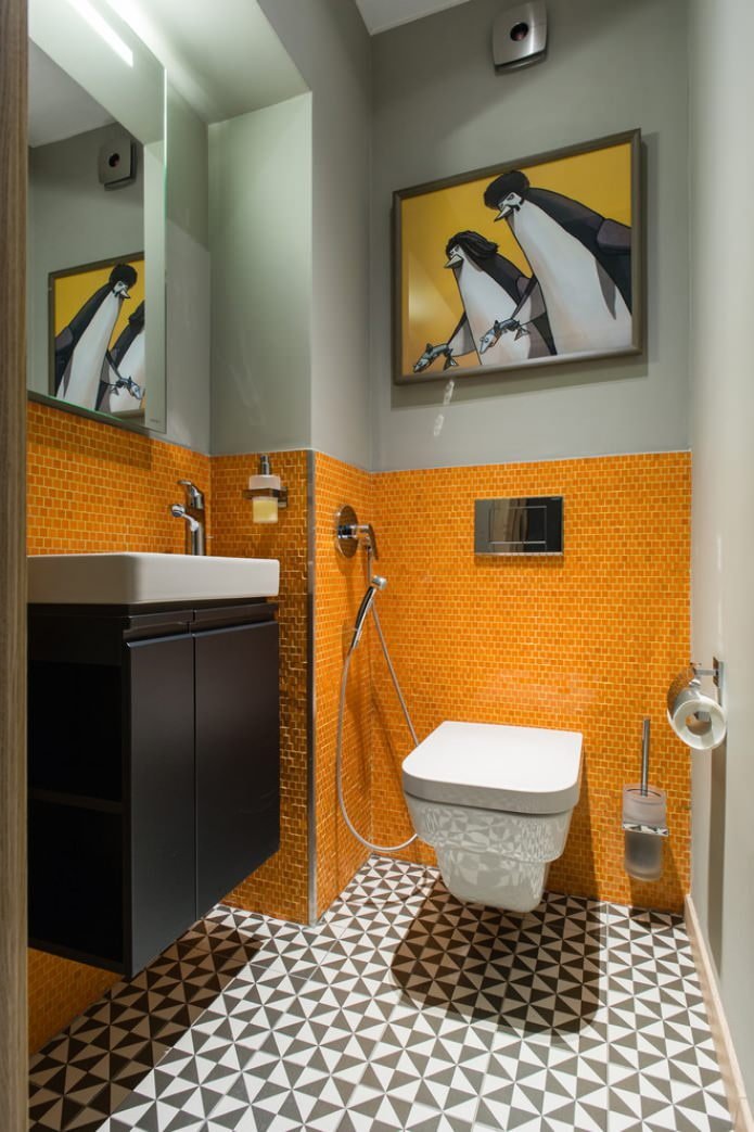 peinture et mosaïque sur le mur des toilettes
