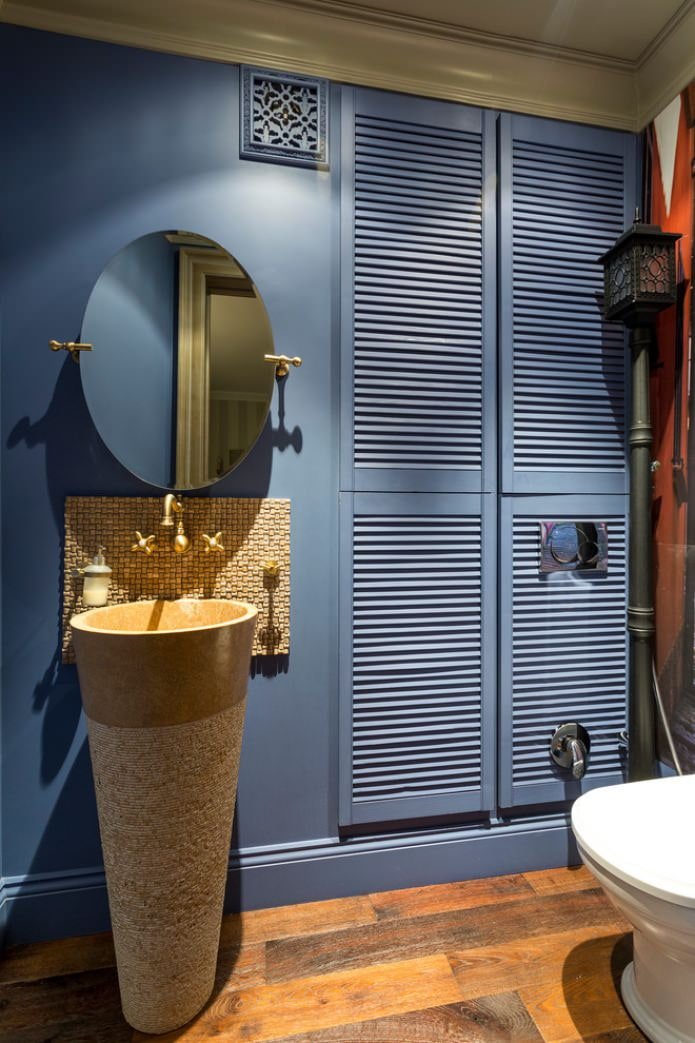 Armoire dans une niche à l'intérieur des toilettes