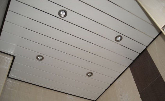 Panneaux dans la salle de bain