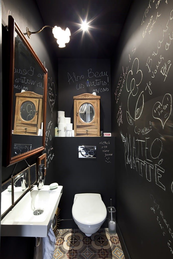 intérieur de toilettes noires