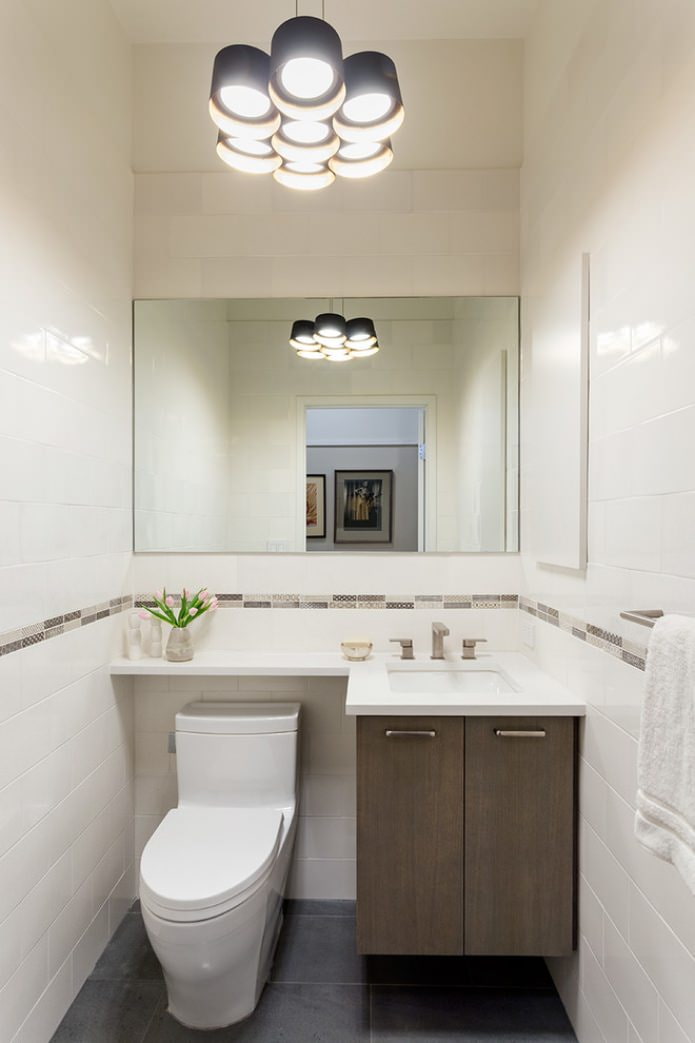 meuble latéral à l'intérieur des toilettes