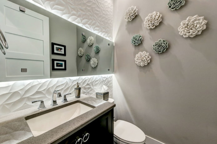 Armoire à miroir à l'intérieur des toilettes