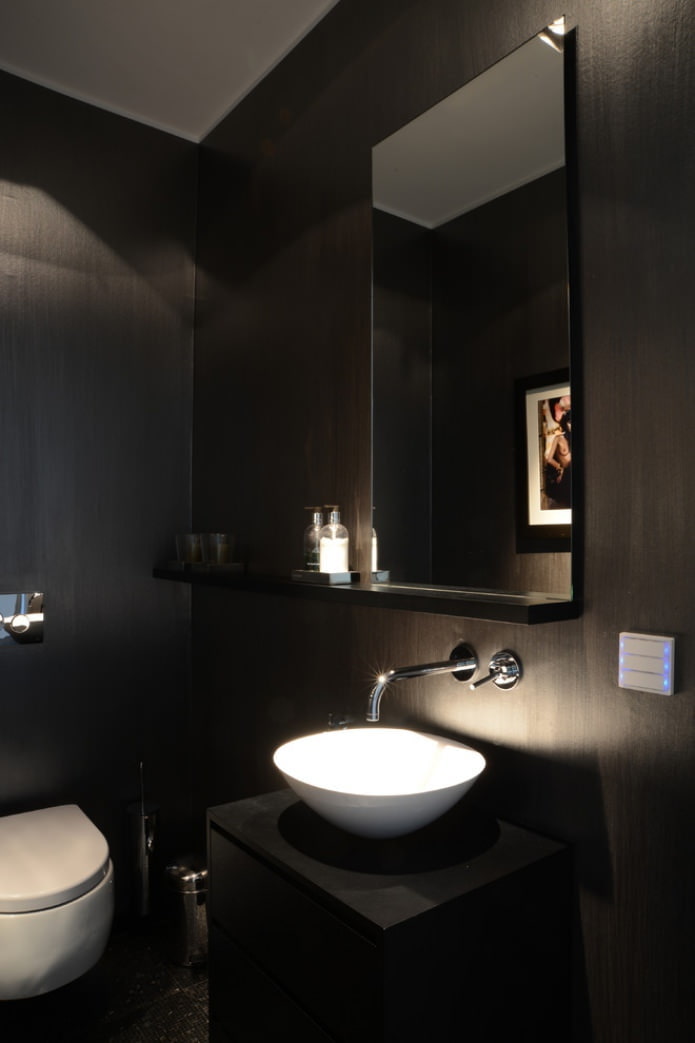 toilettes aux tons noirs