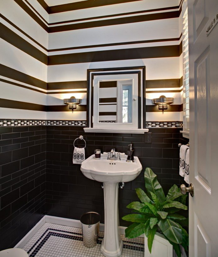 Noir et blanc dans les toilettes