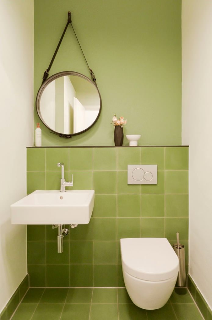 Toilettes blanches et vertes