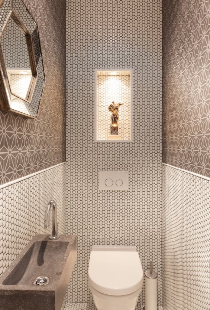 toilettes grises et blanches
