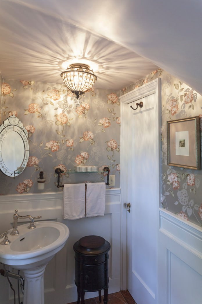 Intérieur de toilettes de style provençal