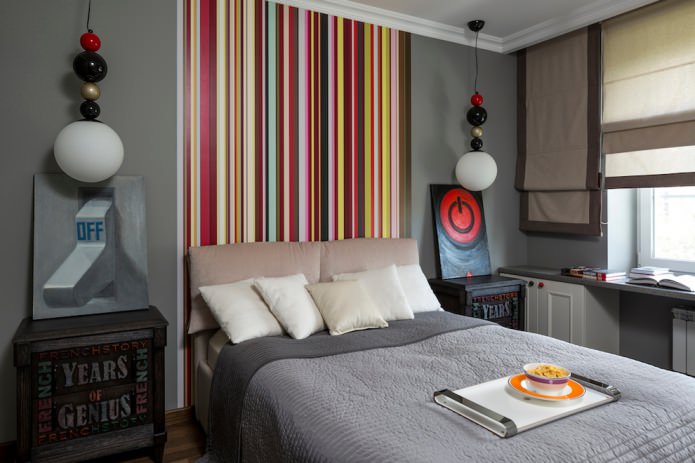 mur à rayures multicolores à la tête du lit