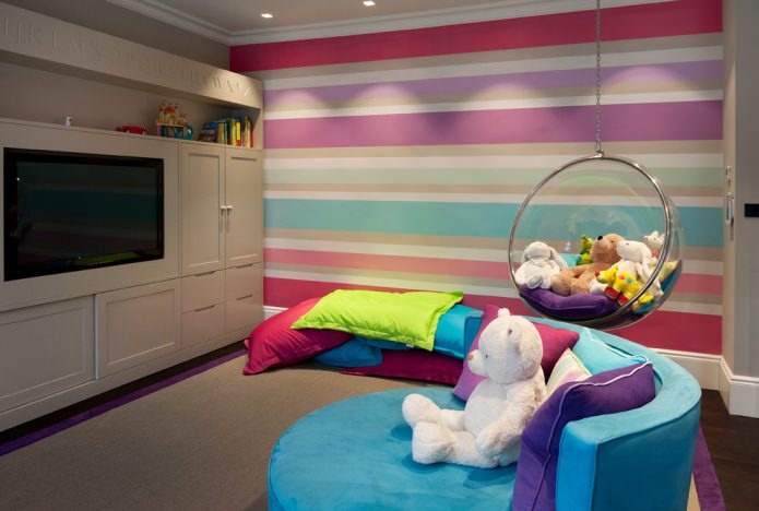 Intérieur rayé multicolore dans un style moderne