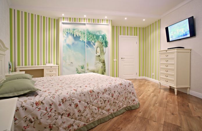 Papier peint à rayures vertes dans la chambre