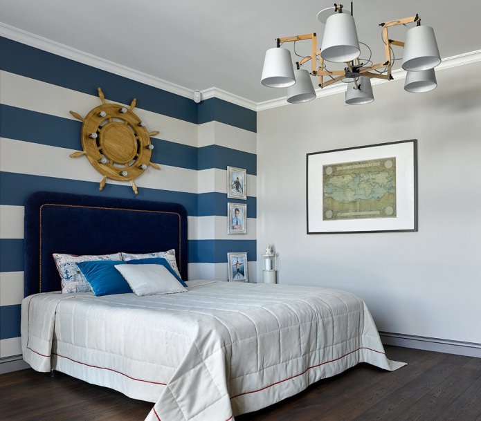 Intérieur de chambre marine avec papier peint à rayures blanches et bleues