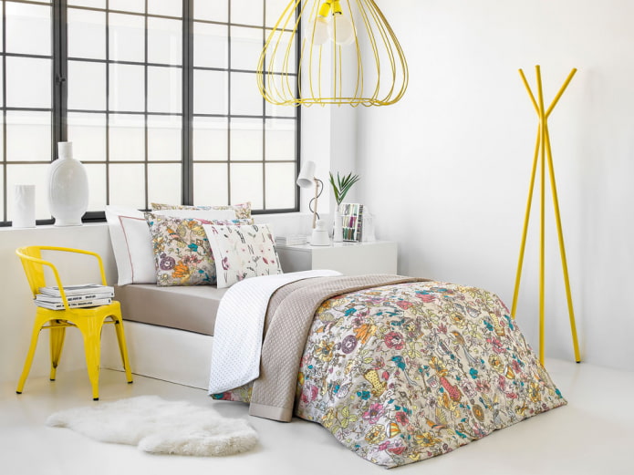 chambre blanche avec des accents jaunes