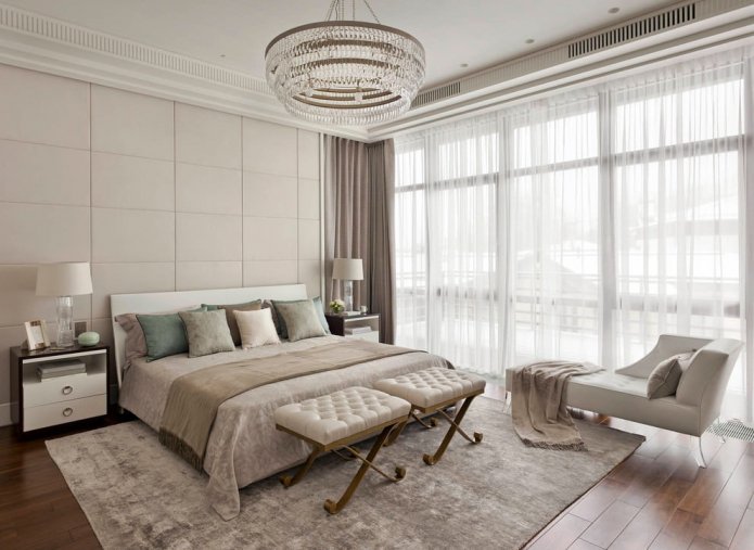 grand lustre au plafond dans la chambre