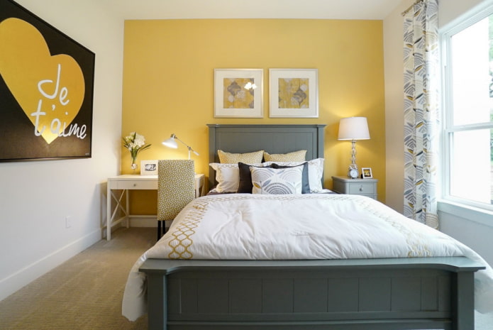 Chambre aux tons jaune clair