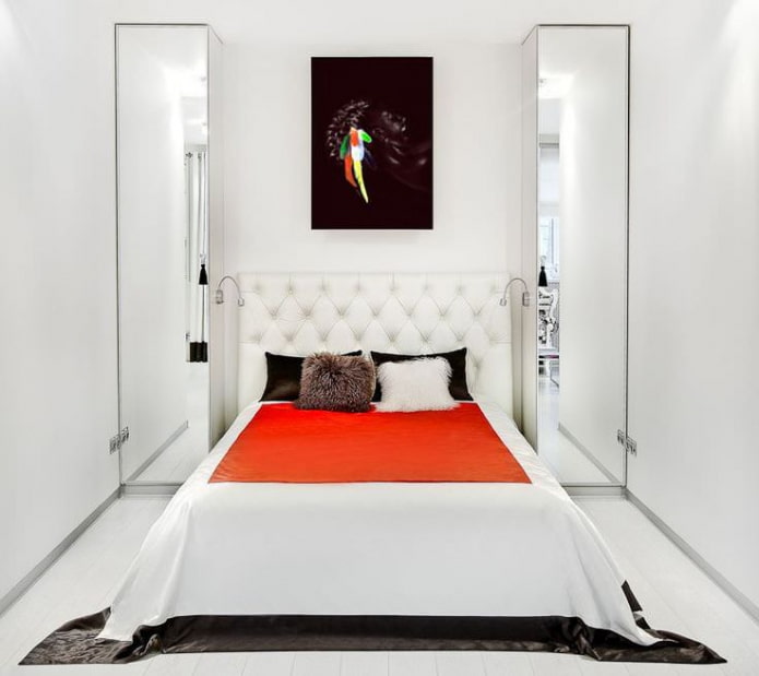 chambre étroite et claire avec une tête de lit moelleuse