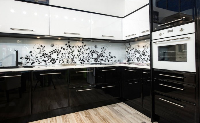 Ensemble de cuisine noir et blanc avec un motif sur la crédence