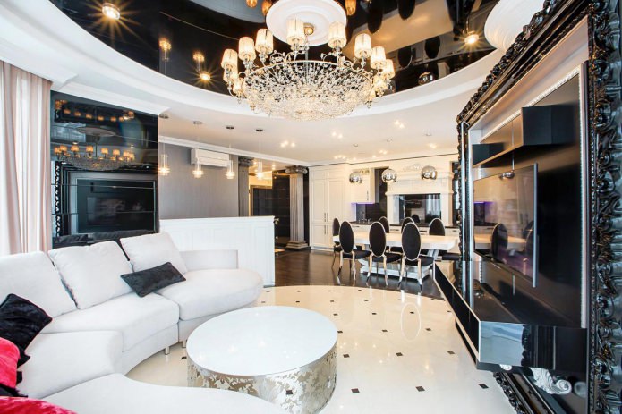 Plafond noir et blanc dans le hall