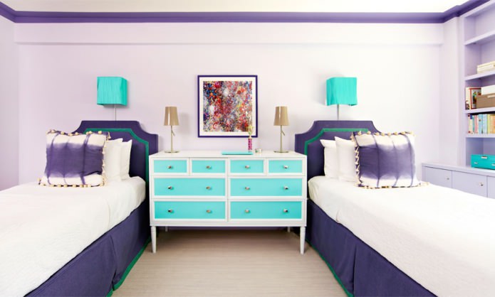 Turquoise et violet dans l'intérieur de la chambre d'enfant