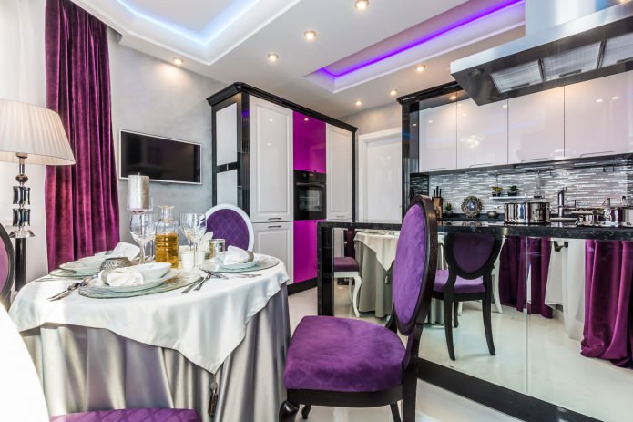Cuisine aux tons blancs et violets avec des touches de noir