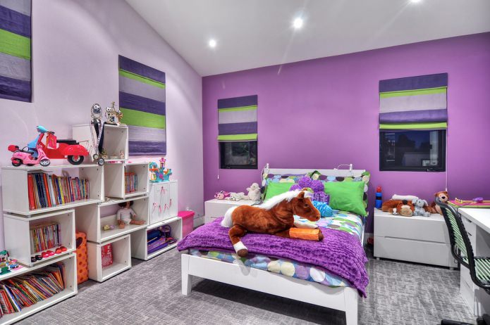 Chambre d'enfant dans des tons violets avec des accents verts