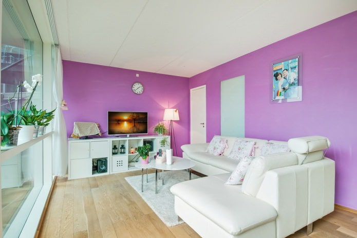 Blanc et violet dans un salon