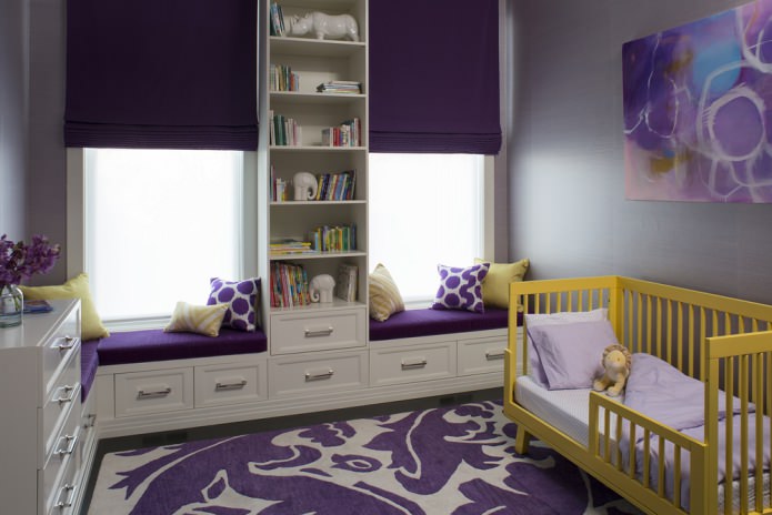 Intérieur jaune-violet d'une chambre d'enfant