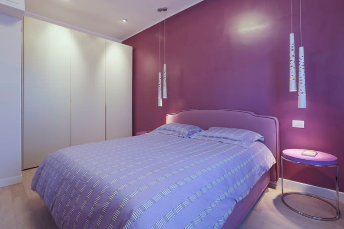 Chambre minimaliste dans les tons violets