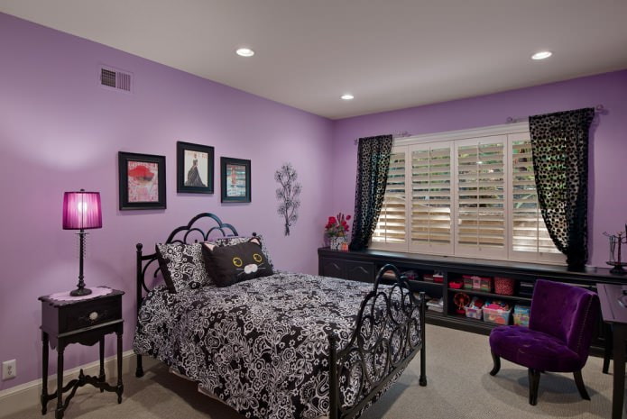 Intérieur de chambre d'enfant noir et violet