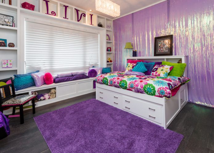 Décoration de chambre d'enfant moderne en violet