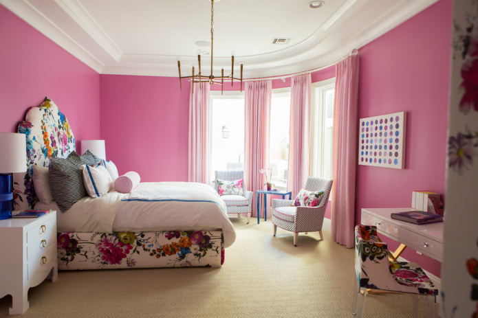 Murs roses dans la chambre