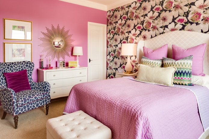 Papier peint à fleurs dans la chambre