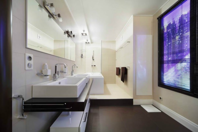 Salle de bain de style moderne avec une fausse fenêtre