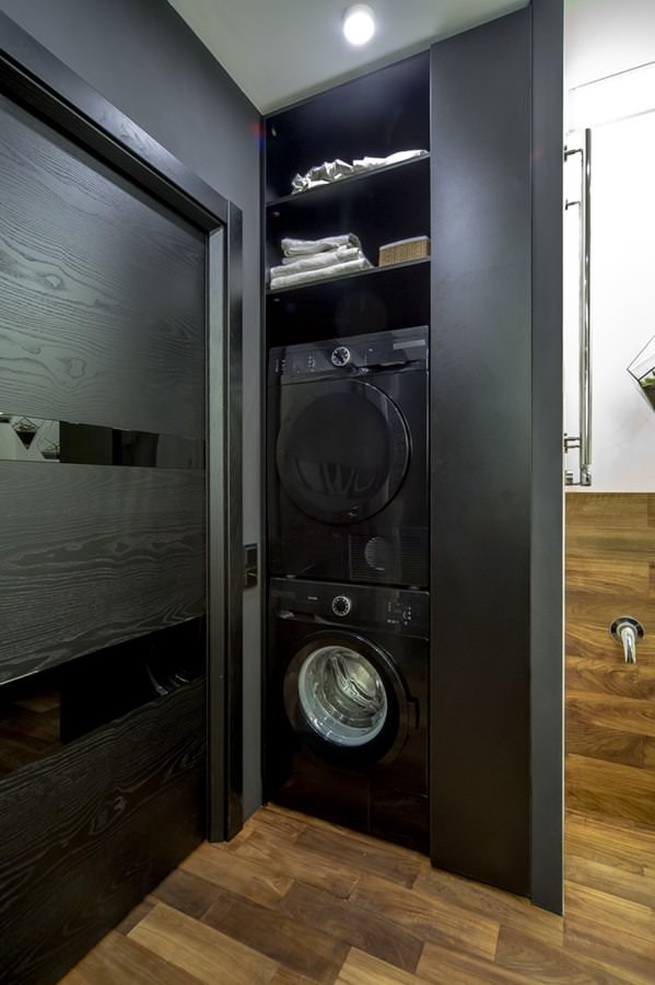 Intérieur de salle de bain moderne avec lave-linge et sèche-linge