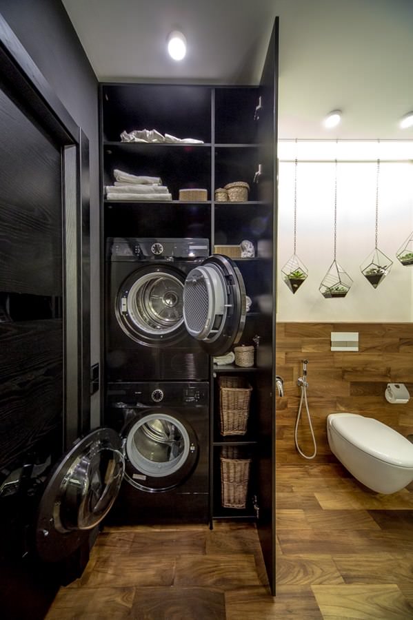 Intérieur de salle de bain moderne avec lave-linge et sèche-linge