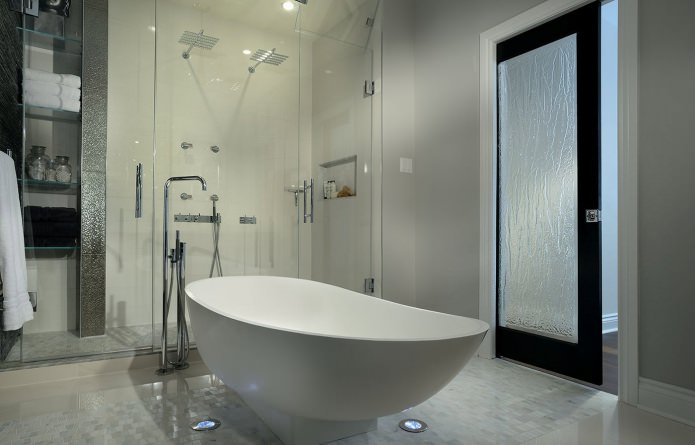 porte vitrée dans une salle de bain moderne