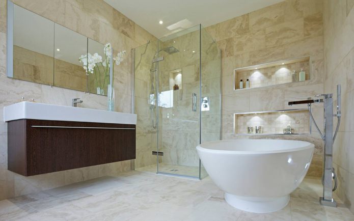 une baignoire îlot de style moderne