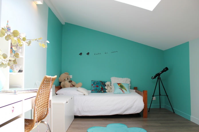 mur turquoise dans la chambre d'enfant
