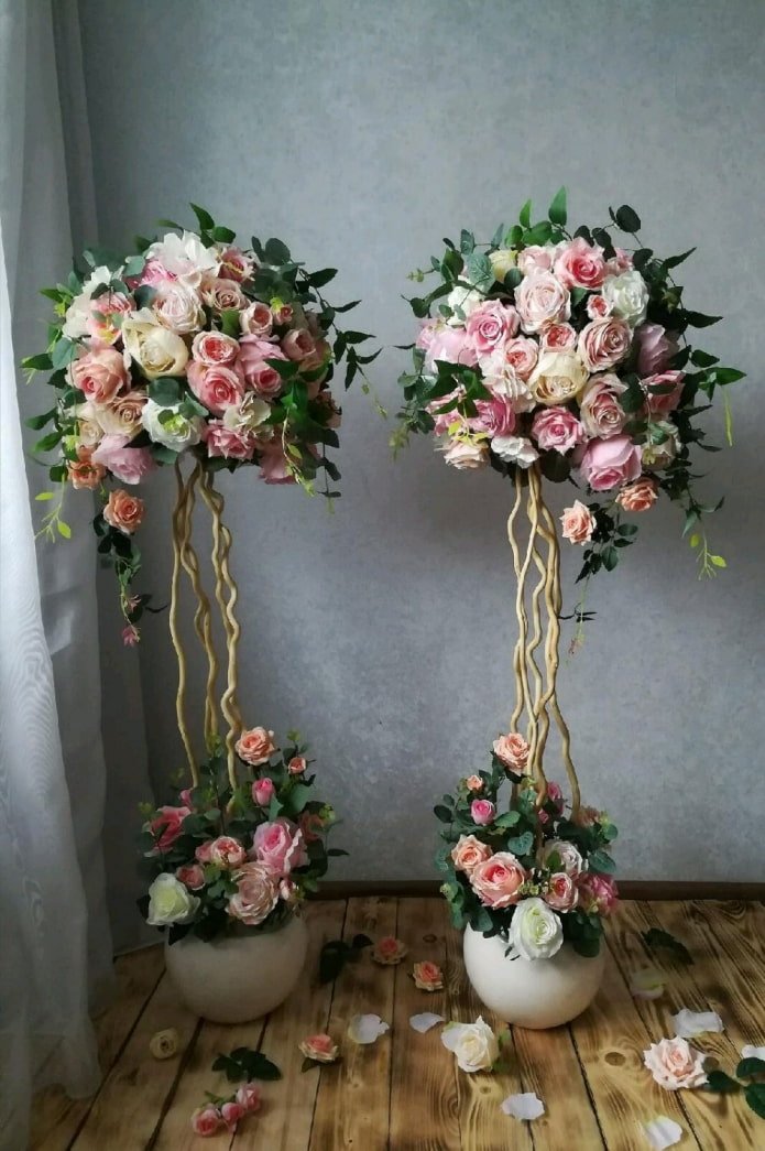 arrangement de roses artificielles