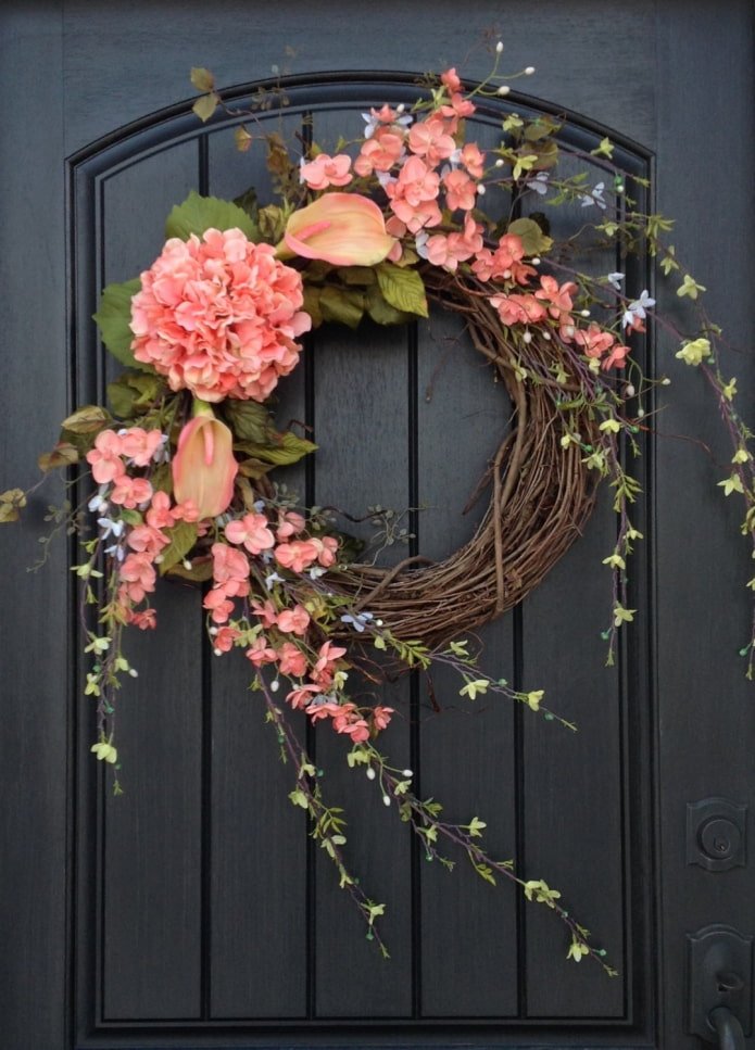 couronne de fleurs sur la porte